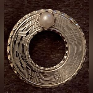 Vintage infinity circle silver tone pearl brooch.50s/60s